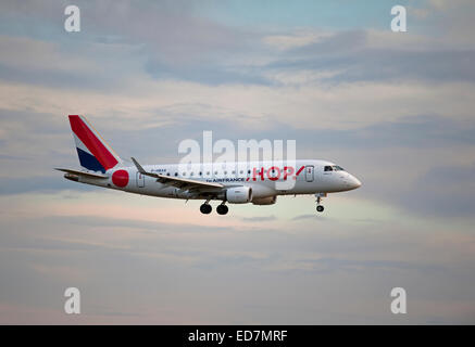 Hop (Air France) Embraer 170LR (ERJ-170 l'atterrissage à l'aéroport de Dyce Aberdeen, Ecosse. 9393 SCO. Banque D'Images