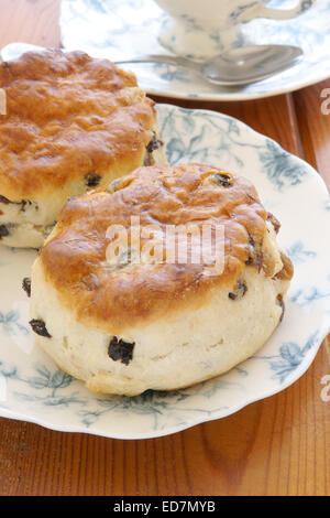 Des scones aux fruits de style anglais remplis de sultanines et de raisins secs Banque D'Images