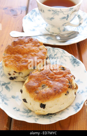 Des scones aux fruits de style anglais remplis de sultanines et de raisins secs Banque D'Images