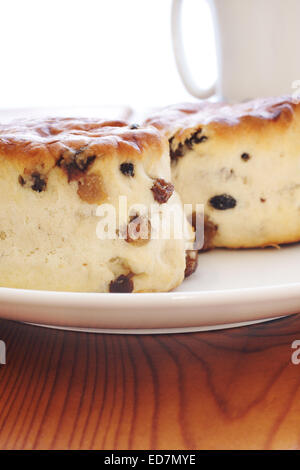 Des scones aux fruits de style anglais remplis de sultanines et de raisins secs Banque D'Images