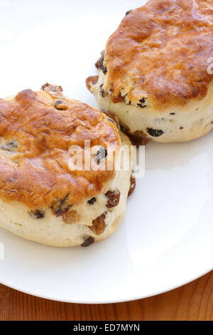 Des scones aux fruits de style anglais remplis de sultanines et de raisins secs Banque D'Images