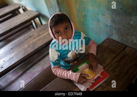 Dhaka, Bangladesh. 31 Dec, 2014. Les enfants de l'école près de chantier de recyclage de navires à Dhaka.Il y a plus de 35 chantiers navals en vieux Dhakas Keraniganj domaine dans la berge de la rivière, Burigonga où de petits navires, lance et paquebots sont construits et réparés autour de l'horloge.Environ 15 000 personnes travaillent dans des conditions extrêmement dangereuses gagner des savoirs traditionnels. 400 BDT car ils n'obtiennent pas l'équipement de sécurité de la station d'propriétaires et les accidents sont nombreux.. Zakir Hossain Chowdhury Crédit : zakir/Alamy Live News Banque D'Images