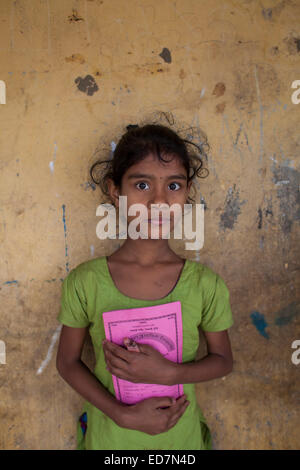 Dhaka, Bangladesh. 31 Dec, 2014. Les enfants de l'école près de chantier de recyclage de navires à Dhaka.Il y a plus de 35 chantiers navals en vieux Dhakas Keraniganj domaine dans la berge de la rivière, Burigonga où de petits navires, lance et paquebots sont construits et réparés autour de l'horloge.Environ 15 000 personnes travaillent dans des conditions extrêmement dangereuses gagner des savoirs traditionnels. 400 BDT car ils n'obtiennent pas l'équipement de sécurité de la station d'propriétaires et les accidents sont nombreux.. Zakir Hossain Chowdhury Crédit : zakir/Alamy Live News Banque D'Images