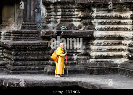 Le moine bouddhiste au temple d'Angkor Wat au Cambodge Banque D'Images