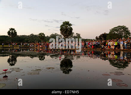 Foule de touristes autour du lac à Angkor Wat temple pour regarder le lever du soleil Banque D'Images