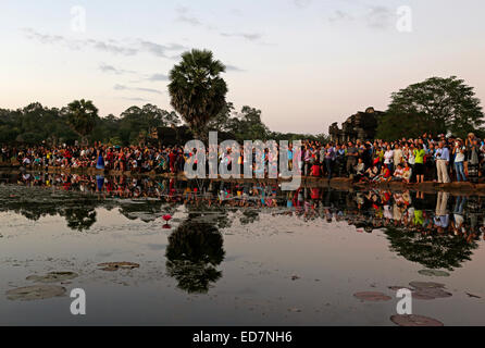 Foule de touristes autour du lac à Angkor Wat temple pour regarder le lever du soleil Banque D'Images