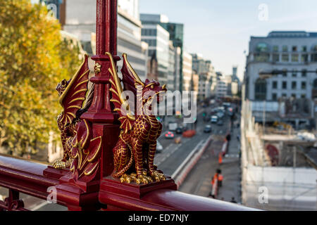 Dragons, un symbole de la ville de Londres, comme décoration sur HOLBORN VIADUCT, un pont routier de l'époque victorienne à Londres Banque D'Images