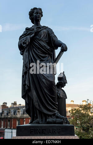 Une statue d'une dame représentant Fine Art sur HOLBORN VIADUCT, un pont routier de l'époque victorienne dans la ville de Londres Banque D'Images