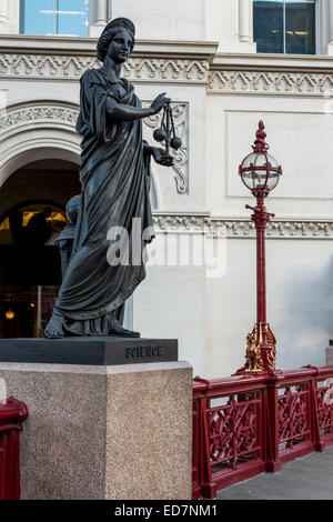 Une statue de femme représentant la science sur HOLBORN VIADUCT, un pont routier dans la ville de Londres Banque D'Images