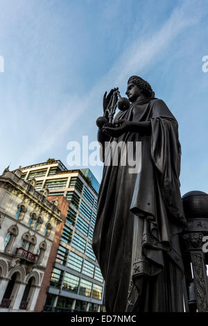 Une statue de femme représentant la science sur HOLBORN VIADUCT, un pont routier dans la ville de Londres Banque D'Images