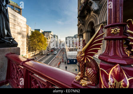 Dragons, un symbole de la ville de Londres, dans le décor sur une route, HOLBORN VIADUCT Bridge à Londres Banque D'Images