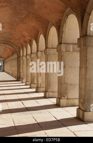 Le Palais Royal d'Aranjuez. Passage voûté. Aranjuez, Communauté de Madrid, Espagne. Banque D'Images