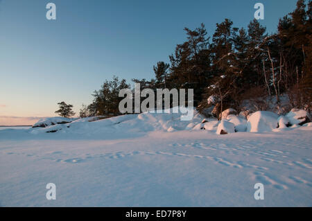 Coucher de soleil sur un lac couvert de neige congelée Banque D'Images