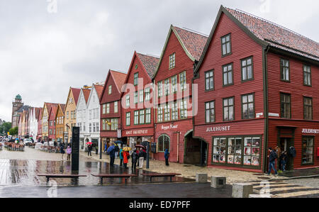 La célèbre ligne de bâtiments appelés poissons face au port de Bryggen à Bergen en Norvège un jour de pluie Banque D'Images