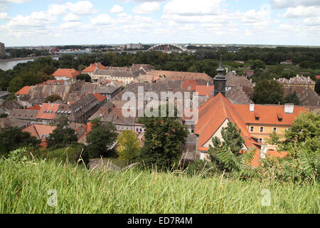 Toits de l'ancienne garnison de Novy Sad, Serbie. La forteresse de Petrovaradin surplombe le Danube. Banque D'Images