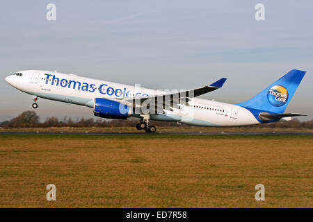 Thomas Cook A330-200 tourne à partir de la piste 23L à l'aéroport de Manchester. Banque D'Images