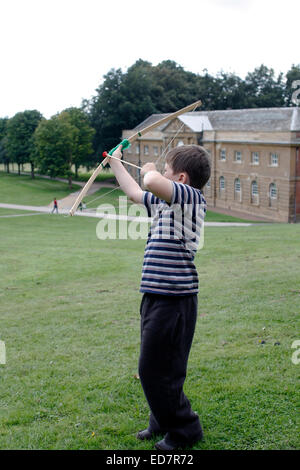 Garçon de huit ans et son jouet arc à Nottingham Wollaton Park Banque D'Images