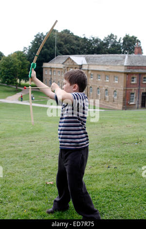 Garçon de huit ans et son jouet arc à Nottingham Wollaton Park Banque D'Images