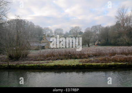 Arlington Row célèbres maisons. Bibury est un village et une paroisse civile dans le Gloucestershire, en Angleterre. Il est situé sur la rivière Colne. Utilisé sur les passeports britanniques Banque D'Images