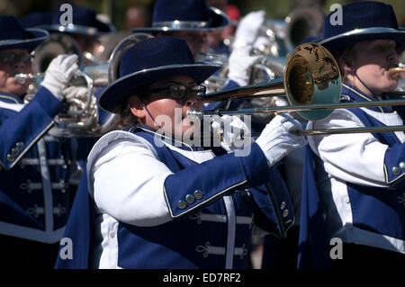 Un high school marching band des marches à la Journée des anciens combattants de la Parade, qui honore les anciens combattants militaires américaines, à Tucson, Arizona, USA Banque D'Images