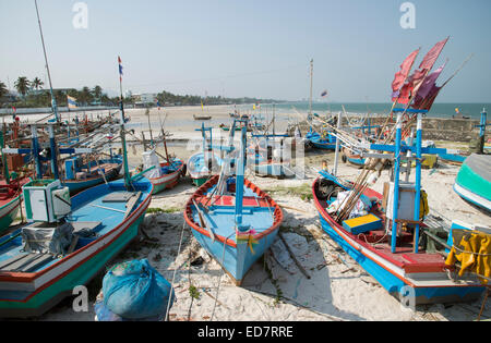 Bateaux de pêche sur la plage de Hua Hin Thaïlande Asie Banque D'Images