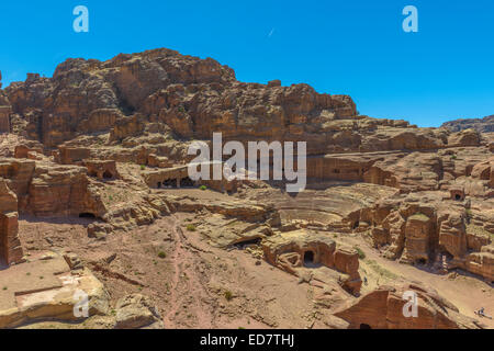 Théâtre romain arena dans la ville nabatéenne de Pétra en Jordanie Banque D'Images