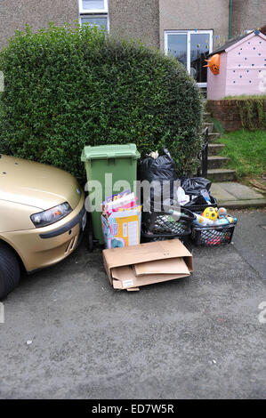 Gwynedd Conseil trois semaine Collection Dolgellau, Gwynedd, Pays de Galles, UK, 31/12/2014 détritus accumulés au cours de la période de Noël comme G Banque D'Images