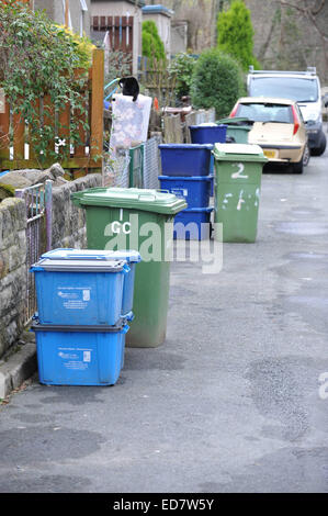 Gwynedd Conseil trois semaine Bin Collection Dolgellau, Gwynedd, Pays de Galles, UK, 31/12/2014 détritus accumulés au cours de la période de Noël Banque D'Images