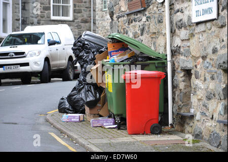 Gwynedd Conseil trois semaine Bin Collection Dolgellau, Gwynedd, Pays de Galles, UK, 31/12/2014 détritus accumulés au cours de la période de Noël Banque D'Images