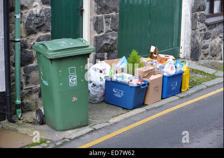 Gwynedd Conseil trois semaine Bin Collection Dolgellau, Gwynedd, Pays de Galles, UK, 31/12/2014 détritus accumulés au cours de la période de Noël Banque D'Images