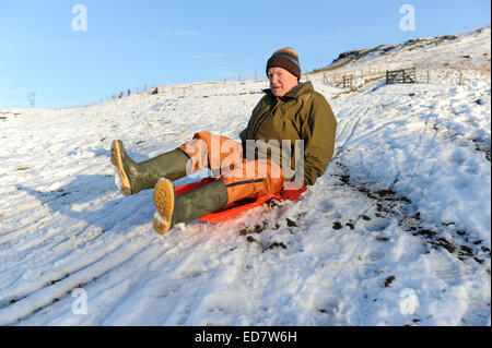 Pensionné âgé de 77 la luge dans Bilsdale, Yorkshire du Nord. Banque D'Images