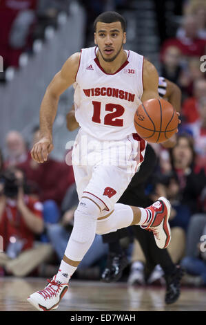 31 décembre 2014 : Wisconsin Badgers guard Traevon Jackson # 12 mène la pause rapide au cours de la jeu de basket-ball de NCAA entre le Wisconsin Badgers et Penn State Nittany Lions au Kohl Center à Madison, WI. Le Wisconsin a défait l'Université Penn State, 89-72. John Fisher/CSM Banque D'Images