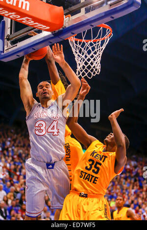 30 décembre 2014 : Perry Ellis # 34 de la Kansas Jayhawks et Jimmy Hall # 35 de la Kent State Golden Flashes en action au cours de la jeu de basket-ball de NCAA entre le Kent State Golden clignote et le Kansas Jayhawks à Allen Fieldhouse à Lawrence, KS Banque D'Images