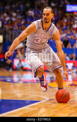 30 décembre 2014 : Perry Ellis # 34 de la Kansas Jayhawks en action au cours de la jeu de basket-ball de NCAA entre le Kent State Golden clignote et le Kansas Jayhawks à Allen Fieldhouse à Lawrence, KS Banque D'Images