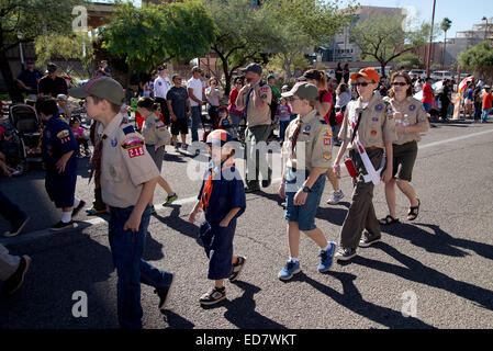 Boy Scouts of America en mars la Journée des anciens combattants de la Parade, qui honore les anciens combattants militaires américaines, à Tucson, Arizona, USA. Banque D'Images