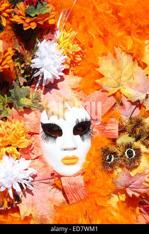 Un masque orange inspirée par l'automne exposées lors du traditionnel carnaval de Venise, Italie (édition 2014) Banque D'Images