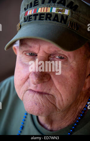 Vétéran de l'armée et de la Marine, Bob William, qui a servi au Vietnam ont participé à la parade de la Fête des anciens combattants, Tucson, Arizona, USA. Banque D'Images