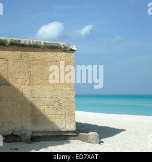 Bord d'une structure fortifiée en pierre sur une plage Banque D'Images