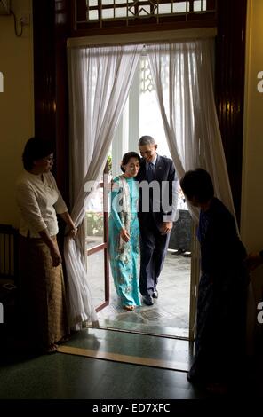 Le président américain Barack Obama avec le Myanmar leader de l'opposition, Daw Aung San Suu Kyi à la suite d'une conférence de presse à sa résidence, le 14 novembre 2014 à Yangon, Myanmar Banque D'Images