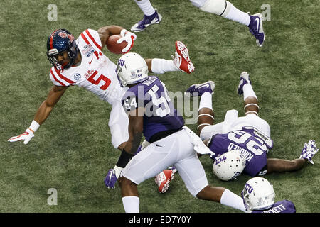 31 décembre 2104 : Ole Miss rebelles d'utiliser de nouveau j'Tavius Mathers (5) est abordé par le TCU Horned Frogs coffre Derrick Kindred (26) au cours de la Chick-fil-A Peach Bowl entre le TCU Horned Frogs et les rebelles Ole Miss au Georgia Dome à Atlanta, GA. Les grenouilles Cornu a défait les rebelles 42-3. Banque D'Images