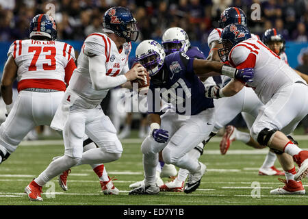 31 décembre 2104 : les rebelles Ole Miss quarterback Bo Wallace (14) est poussé par le TCU Horned Frogs attaquer défensif Chris Bradley (97) au cours de la Chick-fil-A Peach Bowl entre le TCU Horned Frogs et les rebelles Ole Miss au Georgia Dome à Atlanta, GA. Les grenouilles Cornu a défait les rebelles 42-3. Banque D'Images