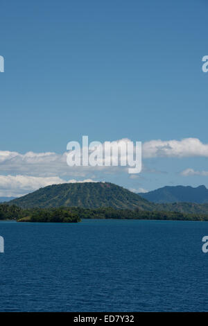 En Mélanésie, la Papouasie-Nouvelle-Guinée, l'île de Dobu. Vue côtière volcanique de PNG avec caldera en dormance. Banque D'Images