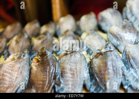 Le poisson séché à l'échoppe de marché à Saigon Banque D'Images