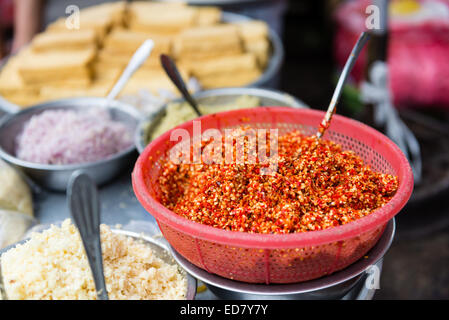 Pâte de piment à street market stall à Saigon Banque D'Images