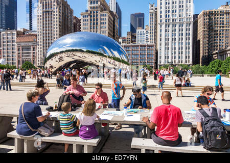 Chicago Illinois,Loop,Millennium Park,Cloud Gate,The Bean,artiste Anish Kapoor,public art,réfléchi,reflet,déformé,ville horizon,North Michigan AV Banque D'Images