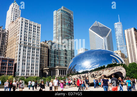 Illinois,Midwest,Chigo,Loop,Millennium Park,Cloud Gate,The Bean,artiste Anish Kapoor,art public,réfléchi,reflet,déformé,ville horizon cit Banque D'Images