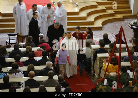 Prague, République tchèque. Le 31 décembre 2014. Frère Alois (avant), le Prieur de la communauté de Taizé, quitte le Salvator Church après la prière de midi avec certains enfants et le Cardinal Dominik Duka O.P. (2e de l'avant) , l'archevêque catholique de Prague. Le troisième jour de la réunion européenne de Taize a poursuivi la prière commune et plusieurs ateliers et discussions de groupe sur divers aspects du christianisme dans le monde d'aujourd'hui. Br. Alois Valence en Espagne a annoncé que la ville hôte de la réunion de l'année prochaine. Banque D'Images