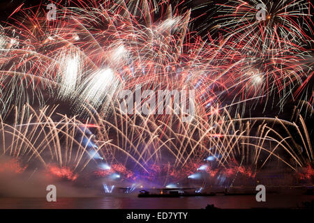 Le centre de Londres, UK 1 Janvier 2015 pyrotechnie artifice du London Eye inaugure une nouvelle année à célébrer la nouvelle année avec l'assemblée annuelle d'artifice Crédit : Richard Soans/Alamy Live News Banque D'Images