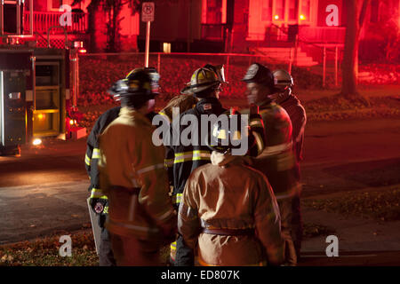 Service d'incendie de Milwaukee ISO MFD Agent de sécurité sur les lieux de l'incident d'un incendie à Milwaukee Banque D'Images