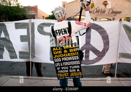 Un manifestant s'adresse aux participants à la Procession annuelle de toutes les âmes, l'honneur du défunt à Tucson, Arizona, USA. Banque D'Images